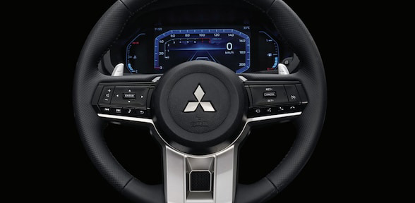 CLÚSTER DE INSTRUMENTOS DIGITAL DE 8” Y CONTROLES AL VOLANTE CON PALETAS DE CAMBIO