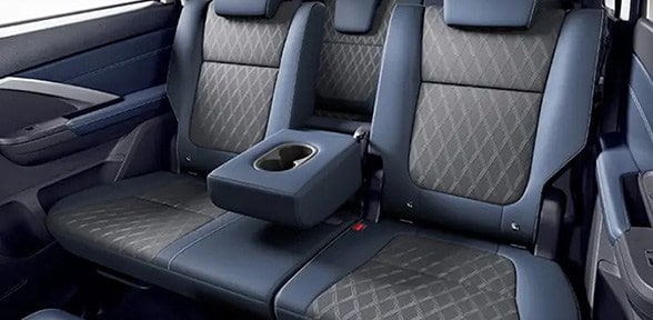 ASIENTOS DE SEGUNDA FILA CON DESCANSABRAZOS Y PORTAVASOS