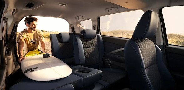 3 FILAS DE ASIENTOS ABATIBLES CON 7 CONFIGURACIONES DIFERENTES PARA CARGA Y PASAJEROS