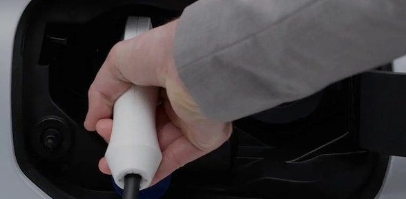 DOS MOTORES ELÉCTRICOS Y UN MOTOR DE COMBUSTIÓN