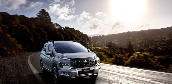 ESPEJOS AL COLOR DE LA CARROCERÍA CON LUCES DIRECCIONALES Y AJUSTE ELÉCTRICO