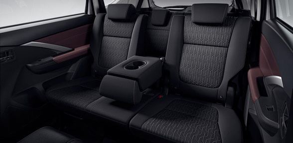 INTERIOR CON PIEL SINTÉTICA Y TELA EN COLOR VINO