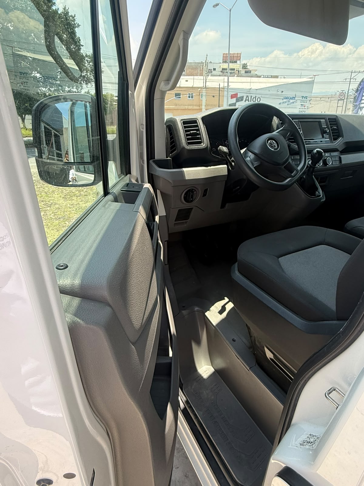 2023 VOLKSWAGEN COMERCIALES Crafter 2 pts. Chas. Cab., TM6, R-16