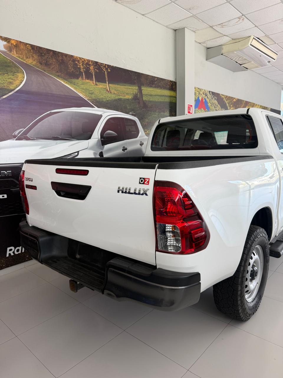 2024 TOYOTA COMERCIALES Hilux Pick-Up 4 pts. Doble Cab., TD, TM6, a/ac., RA-17, 4x4