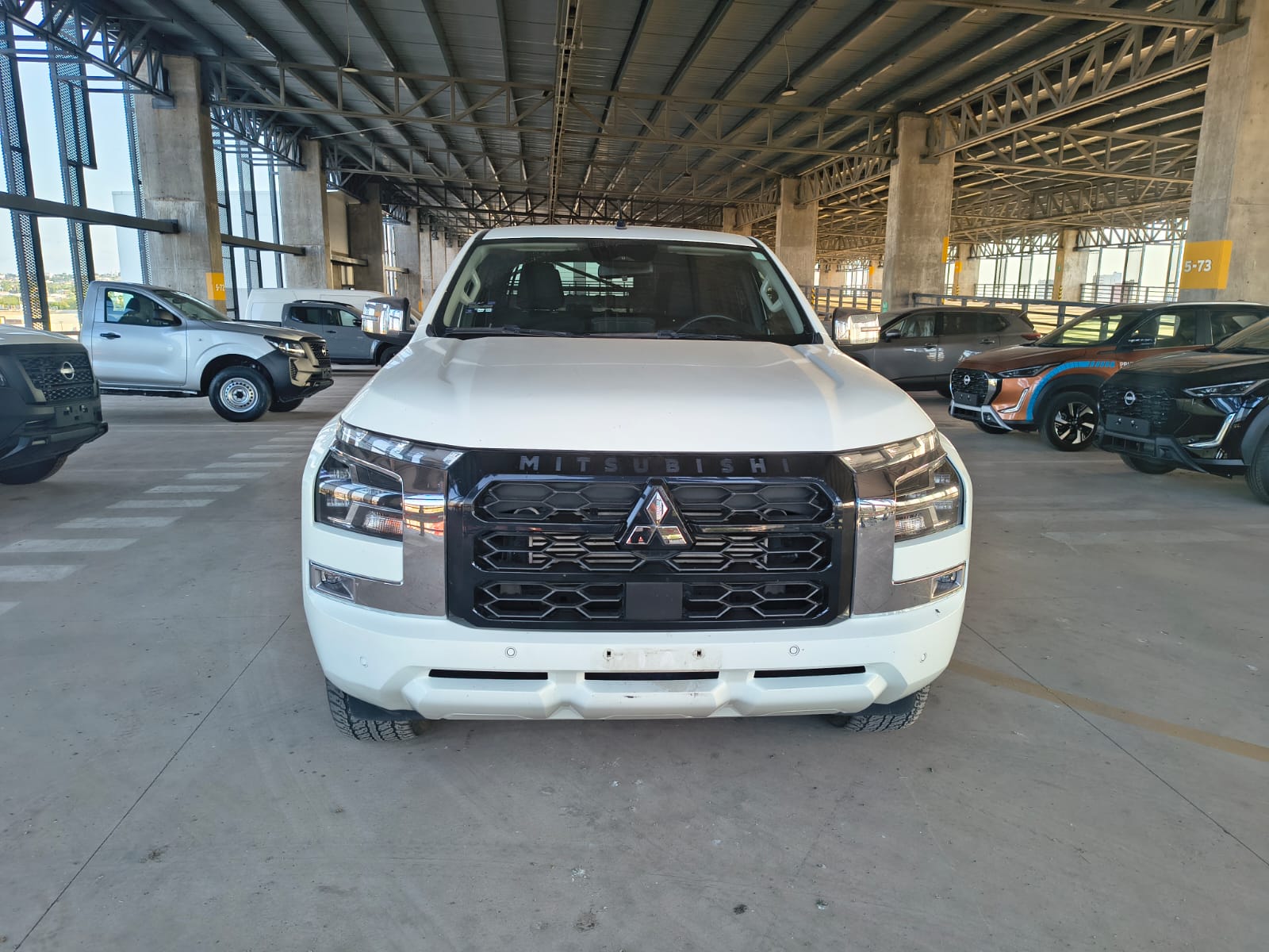 2025 MITSUBISHI COMERCIALES L200 Pick-Up 4 pts. GLS, Doble Cab., 2.4TD, TA, 4x4