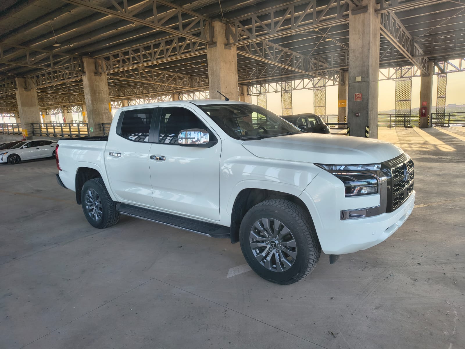 2025 MITSUBISHI COMERCIALES L200 Pick-Up 4 pts. GLS, Doble Cab., 2.4TD, TA, 4x4