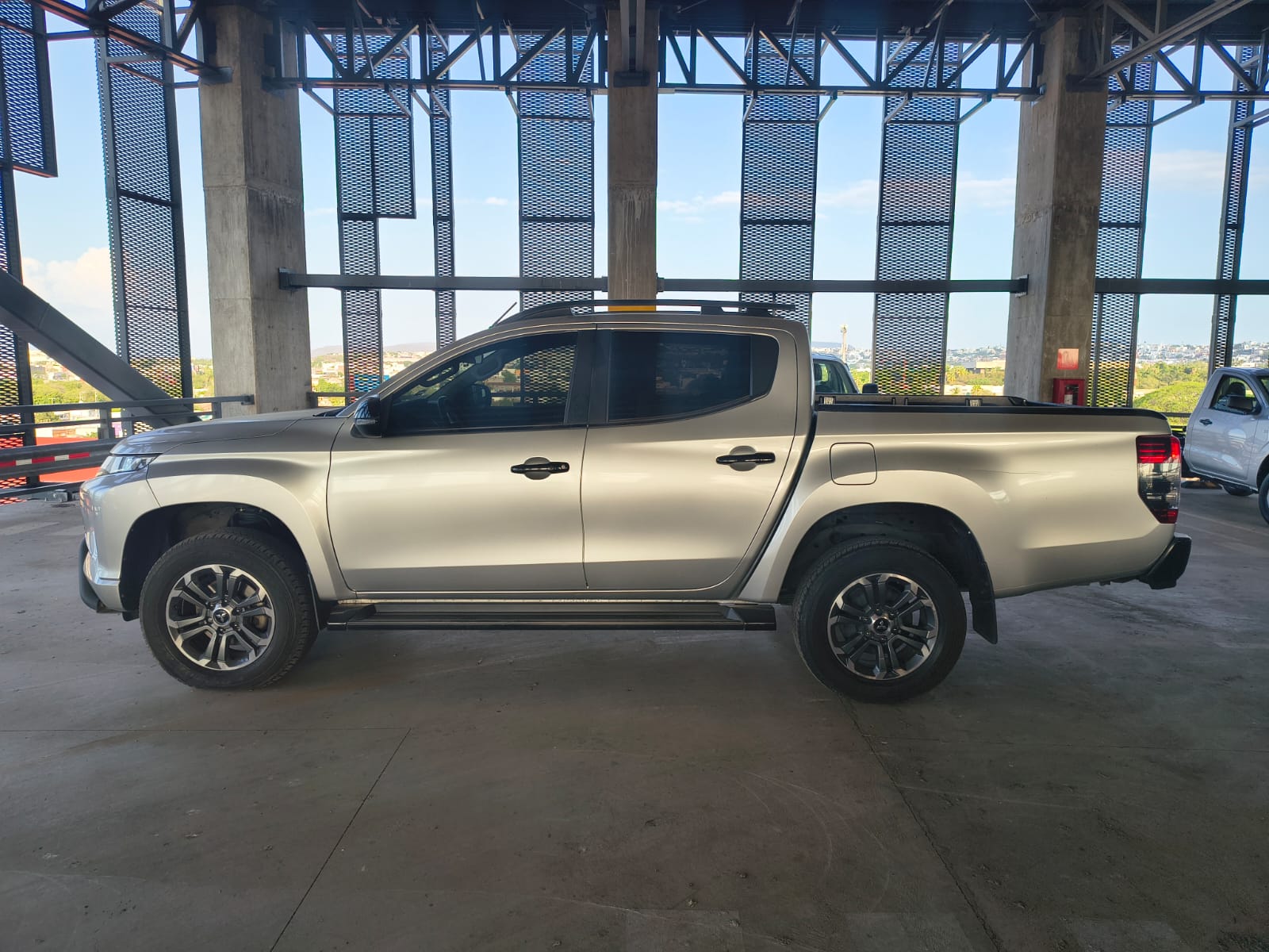 2023 MITSUBISHI COMERCIALES L200 Pick-Up 4 pts. GLS, Doble Cab., 2.4TD, TA, 4x4