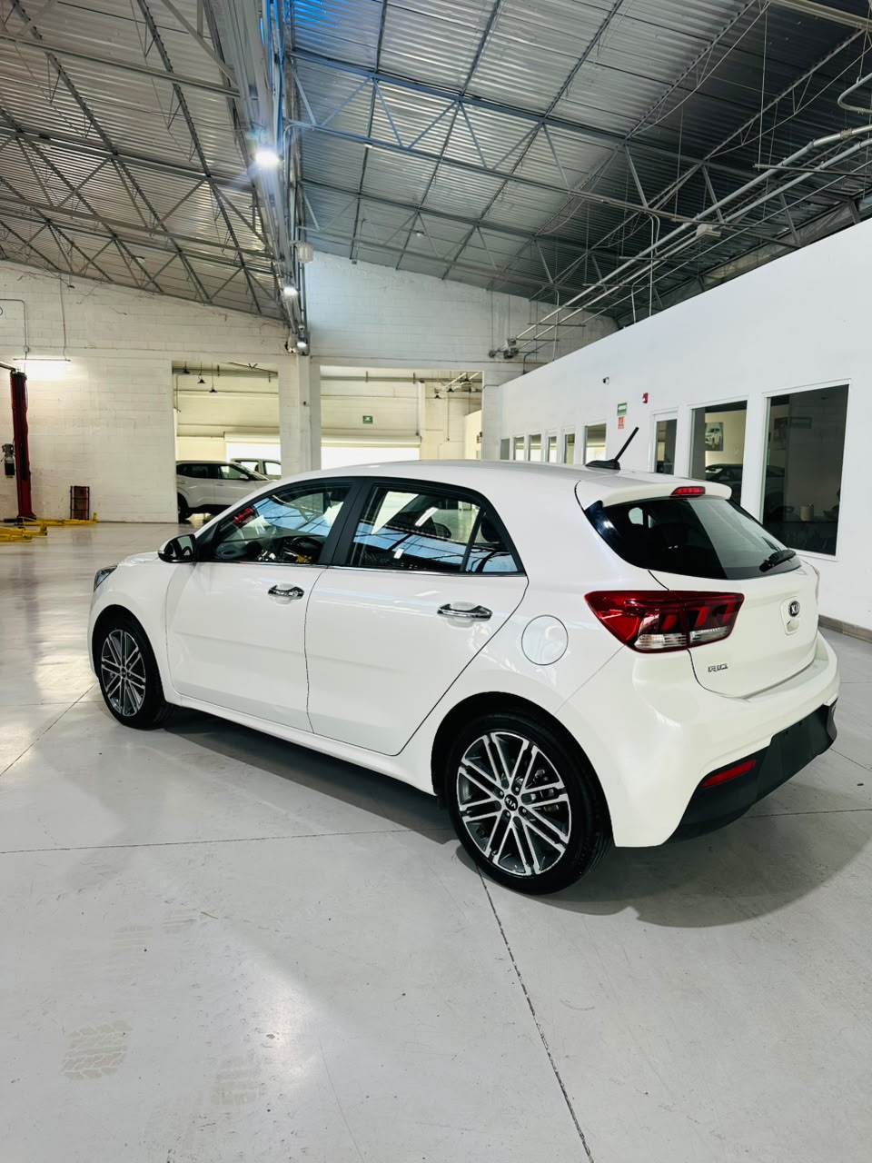2021 KIA Rio 5 pts. HB EX Pack, TA, VE, piel, QC, f. niebla, RA-17