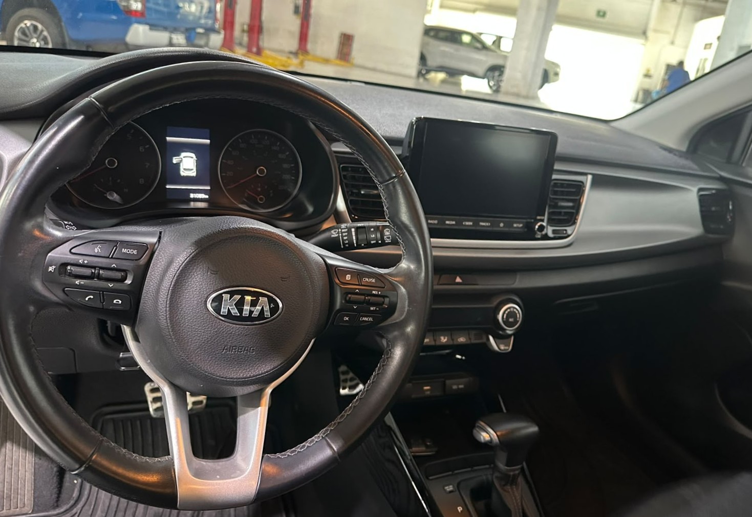 2021 KIA Rio 5 pts. HB EX Pack, TA, VE, piel, QC, f. niebla, RA-17
