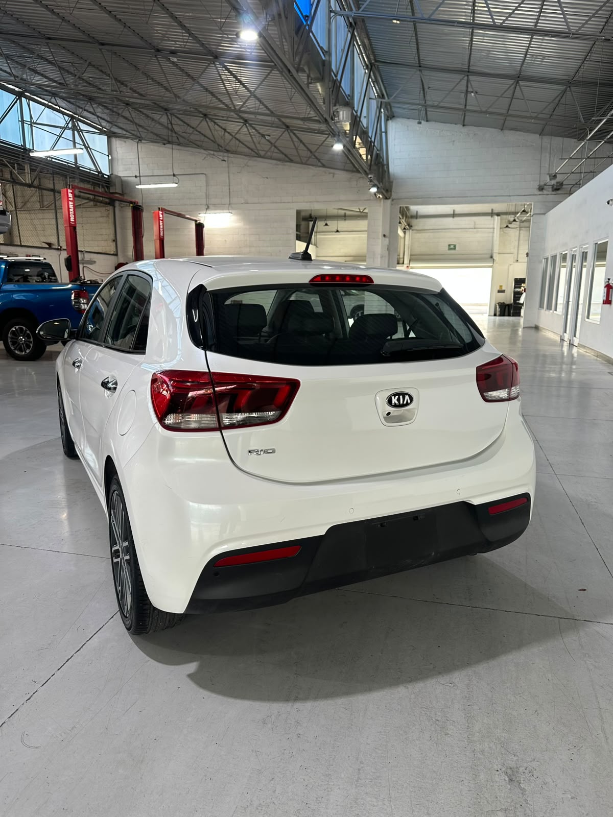 2021 KIA Rio 5 pts. HB EX Pack, TA, VE, piel, QC, f. niebla, RA-17