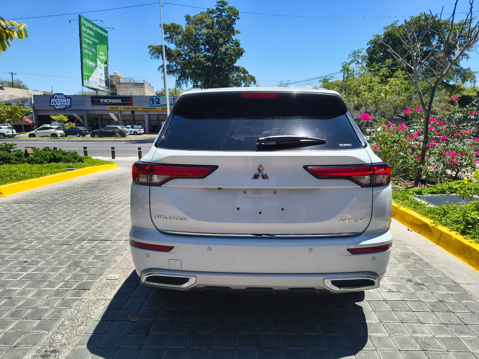 2023 MITSUBISHI Outlander 5 pts. Diamond, PHEV, TA, piel premium, molduras crom., RA-20, 4x4