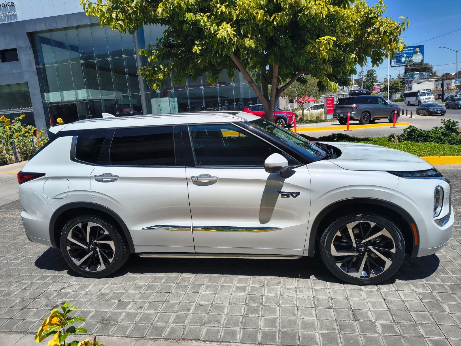 2023 MITSUBISHI Outlander 5 pts. Diamond, PHEV, TA, piel premium, molduras crom., RA-20, 4x4
