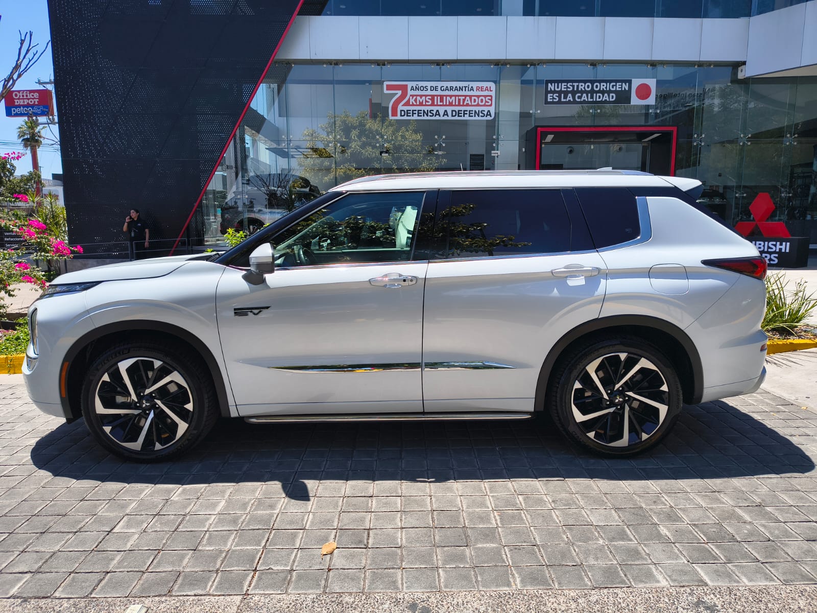 2023 MITSUBISHI Outlander 5 pts. Diamond, PHEV, TA, piel premium, molduras crom., RA-20, 4x4