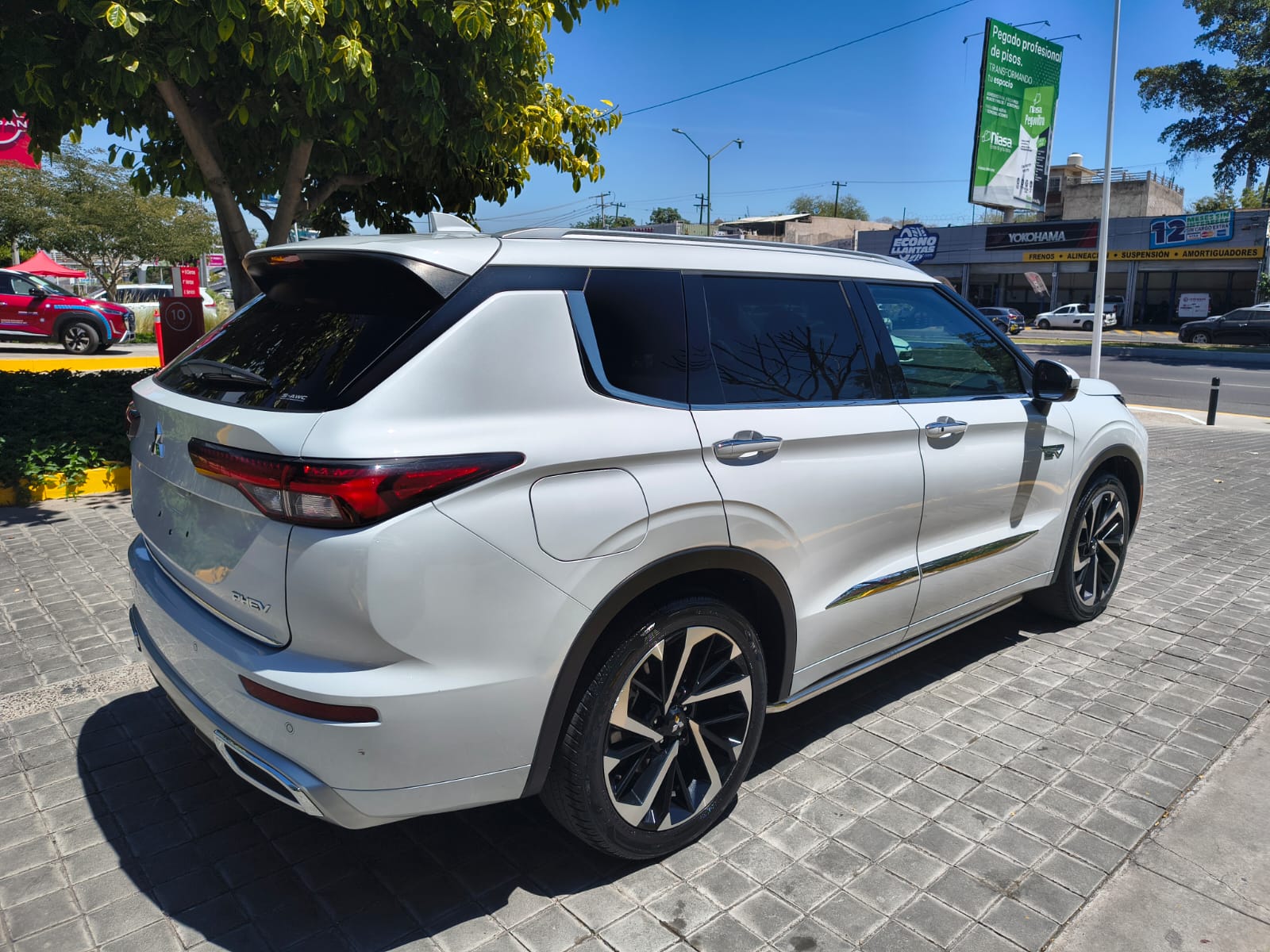 2023 MITSUBISHI Outlander 5 pts. Diamond, PHEV, TA, piel premium, molduras crom., RA-20, 4x4