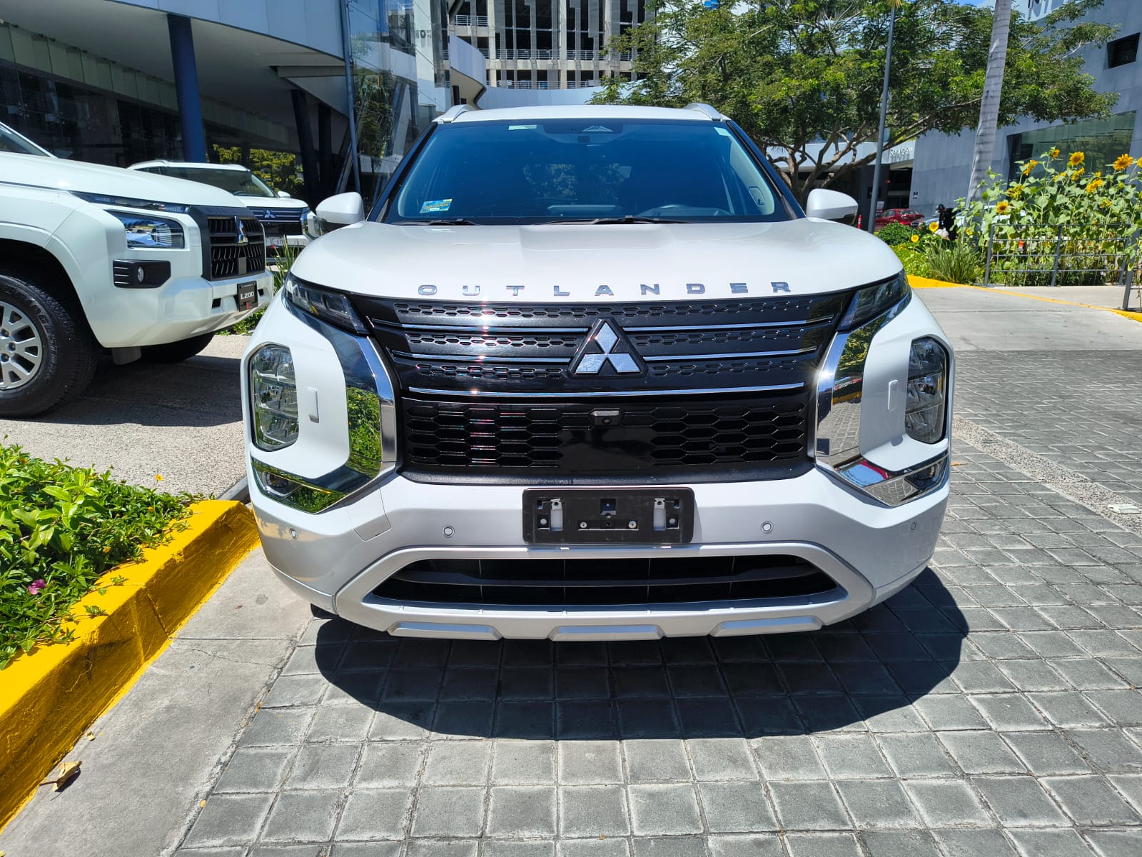 2023 MITSUBISHI Outlander 5 pts. Diamond, PHEV, TA, piel premium, molduras crom., RA-20, 4x4