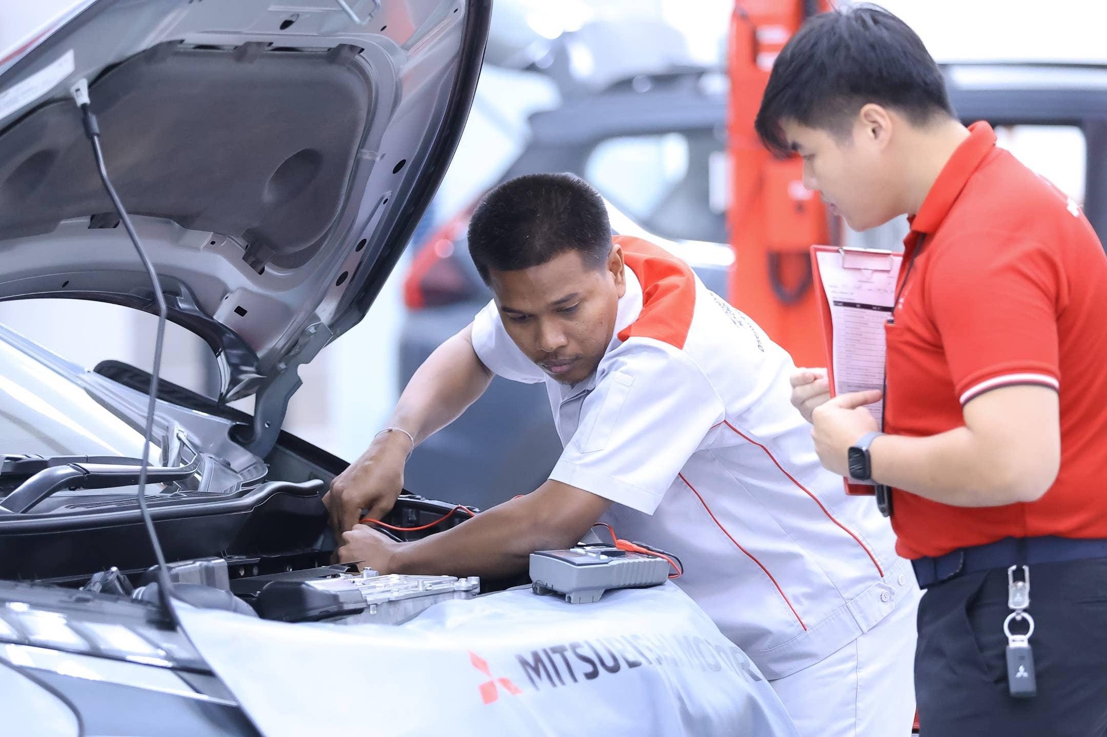 Técnico de Mitsubishi realizando mantenimiento en un taller autorizado