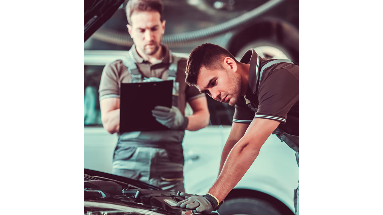 Técnico de Mitsubishi realizando un diagnóstico electrónico con un escáner especializado.