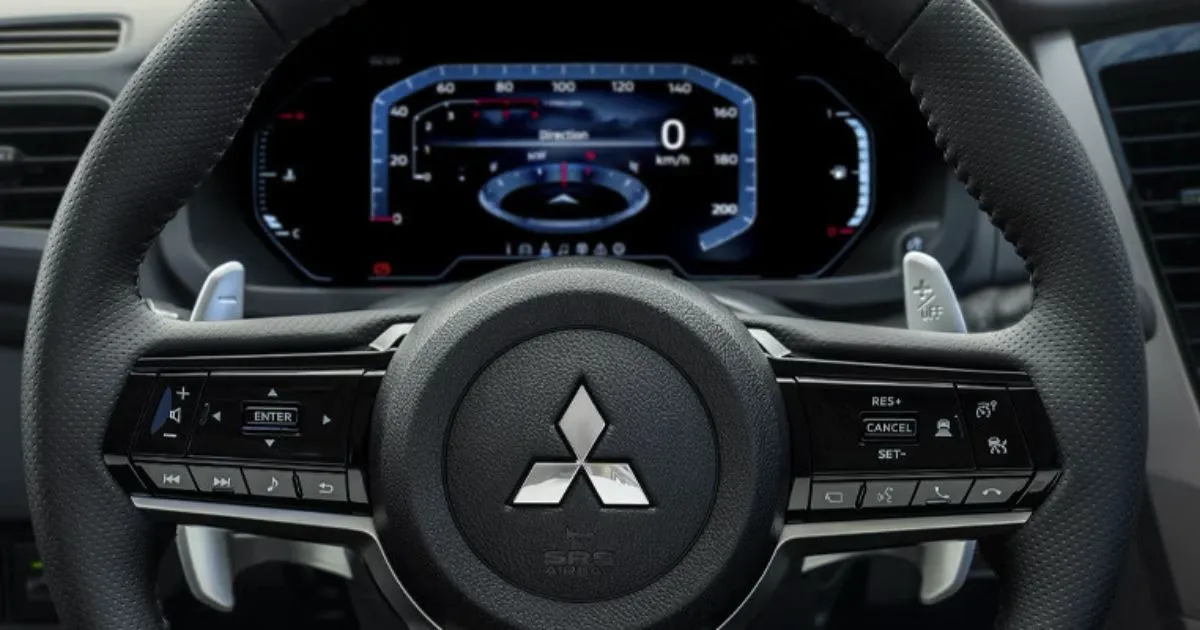Tablero de un vehículo Mitsubishi con varios testigos encendidos