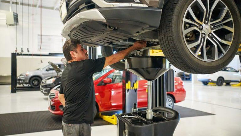 Cliente recibiendo su Mitsubishi después del servicio de mantenimiento en la agencia