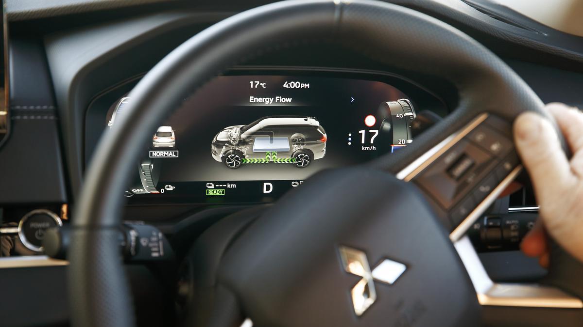 Una ilustración o fotografía donde se aprecie el funcionamiento del sistema híbrido, mostrando el motor de gasolina, el motor eléctrico y la batería, o un tablero digital indicando el flujo de energía.