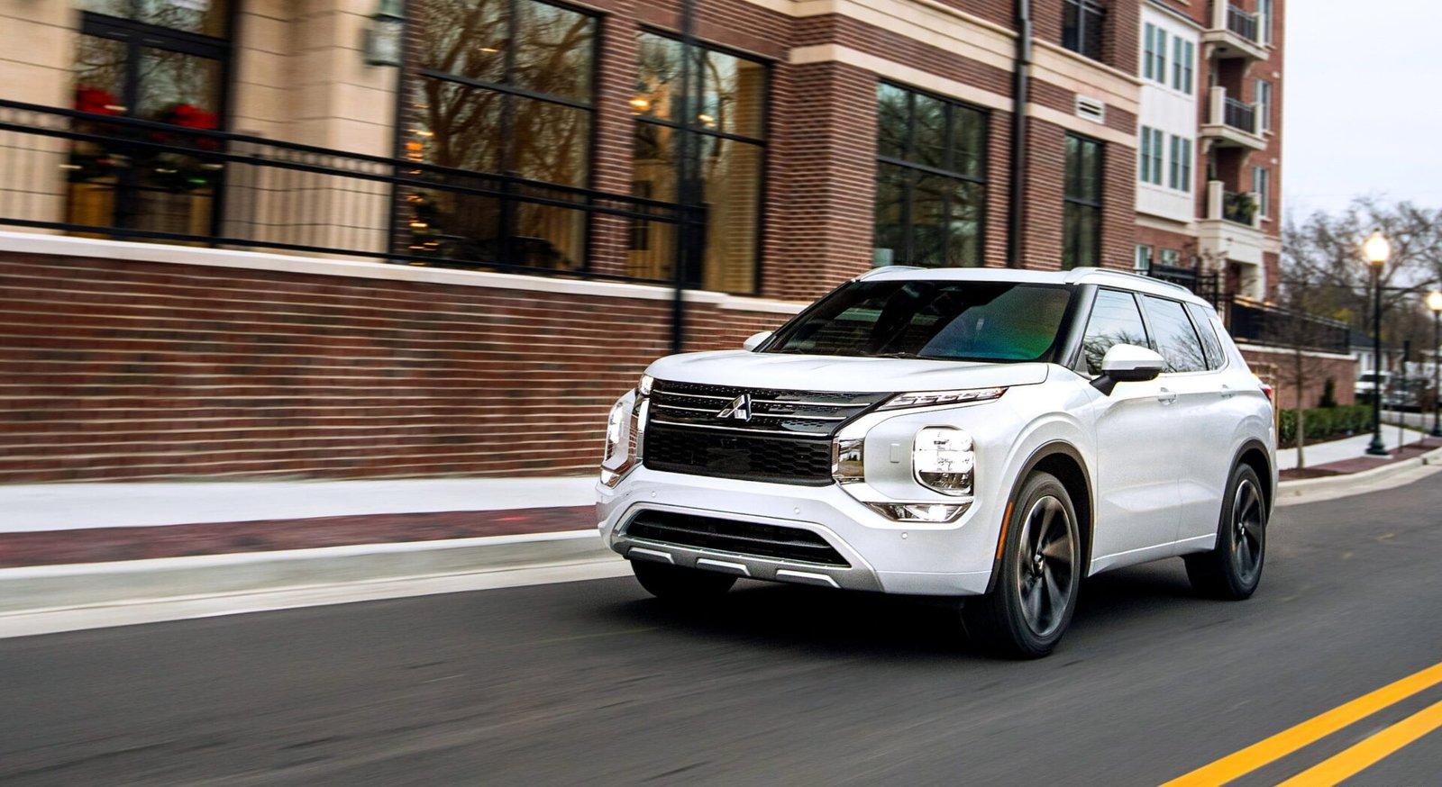 Una Mitsubishi Outlander PHEV circulando por una avenida de la Ciudad de México, mostrando un entorno urbano que refleje el uso diario del vehículo.