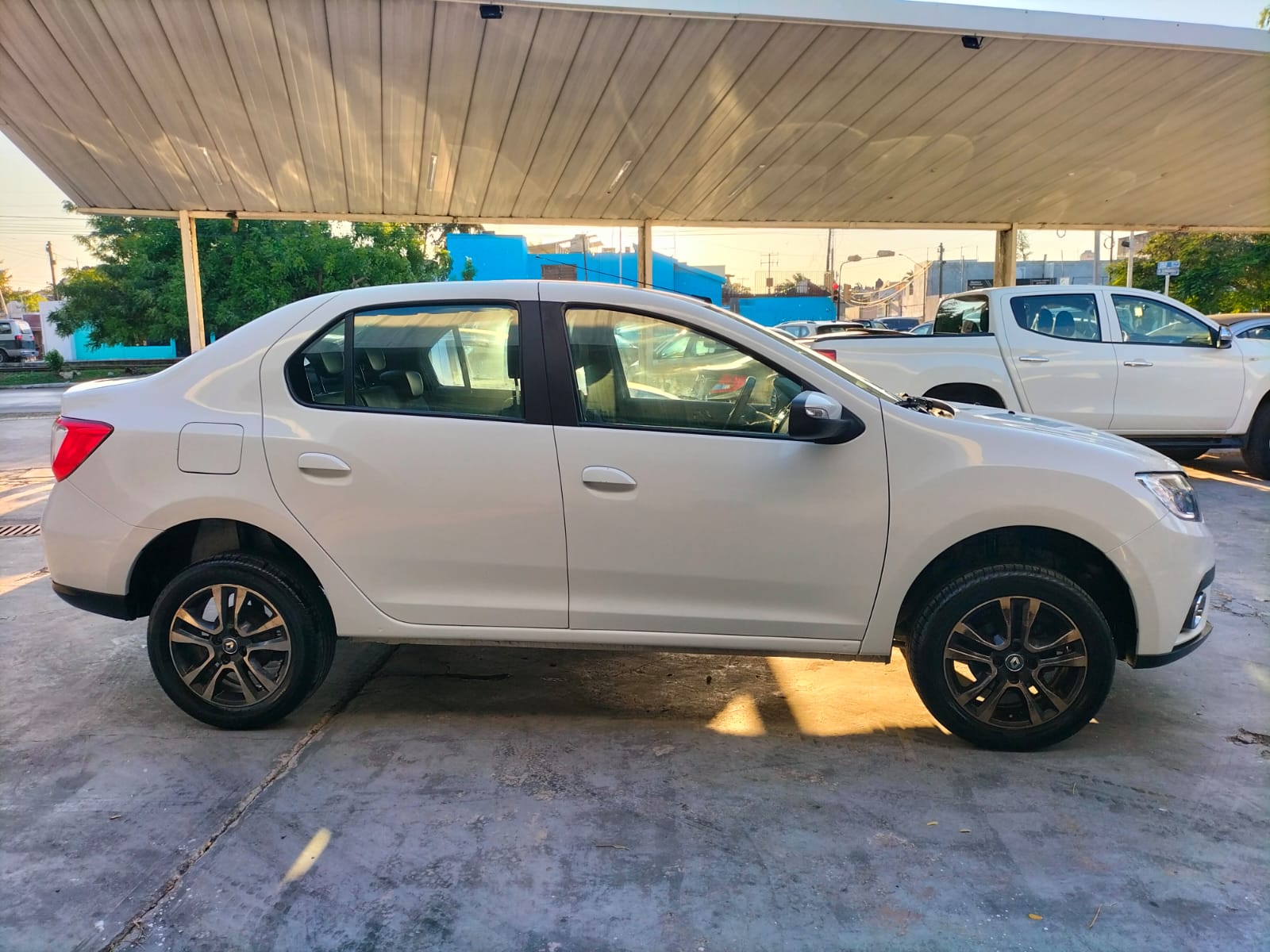 2024 RENAULT Logan 4 pts. Intens, 1.6l, TM5, RA-16