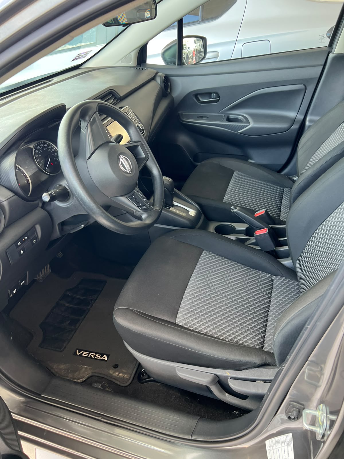 2024 NISSAN Versa 4 pts. Sense, TM5, a/ac., R-15