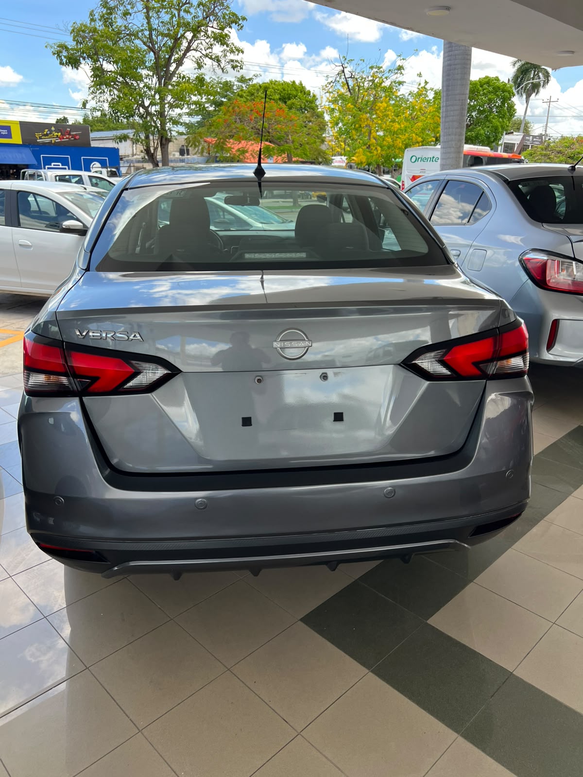 2024 NISSAN Versa 4 pts. Sense, TM5, a/ac., R-15