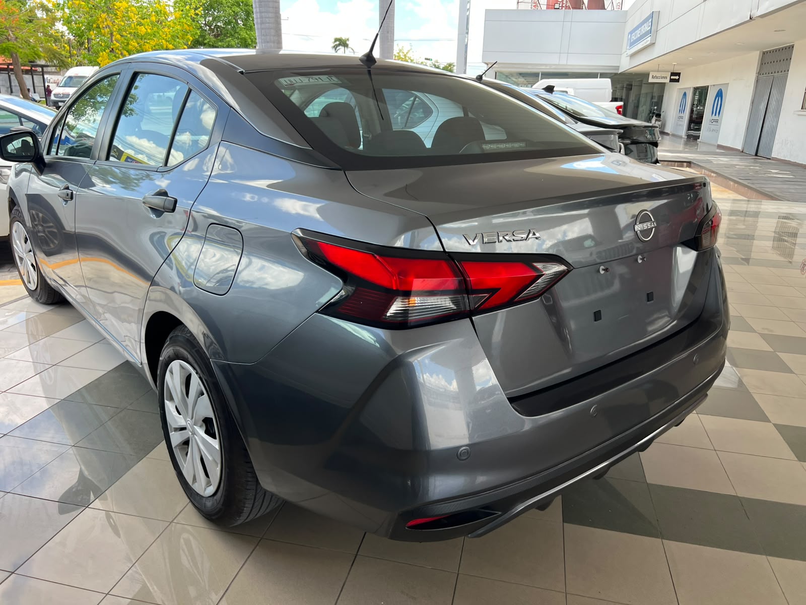 2024 NISSAN Versa 4 pts. Sense, TM5, a/ac., R-15