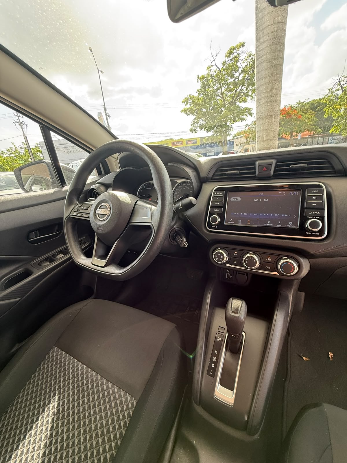 2024 NISSAN Versa 4 pts. Sense, TM5, a/ac., R-15