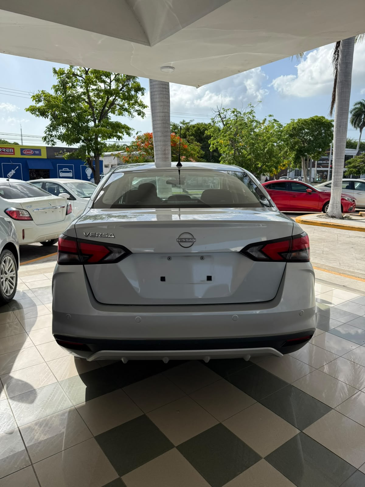 2024 NISSAN Versa 4 pts. Sense, TM5, a/ac., R-15