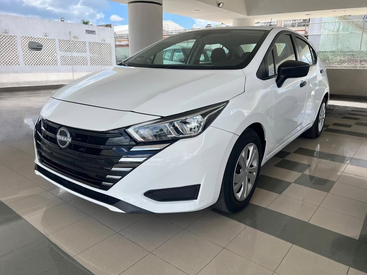 2024 NISSAN Versa 4 pts. Sense, TM5, a/ac., R-15