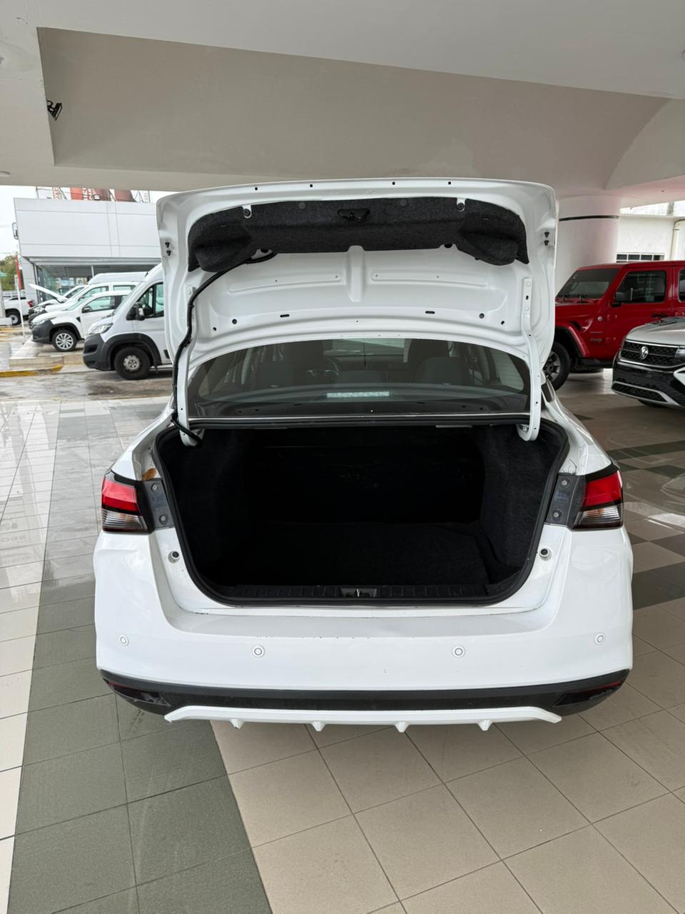 2024 NISSAN Versa 4 pts. Sense, TM5, a/ac., R-15