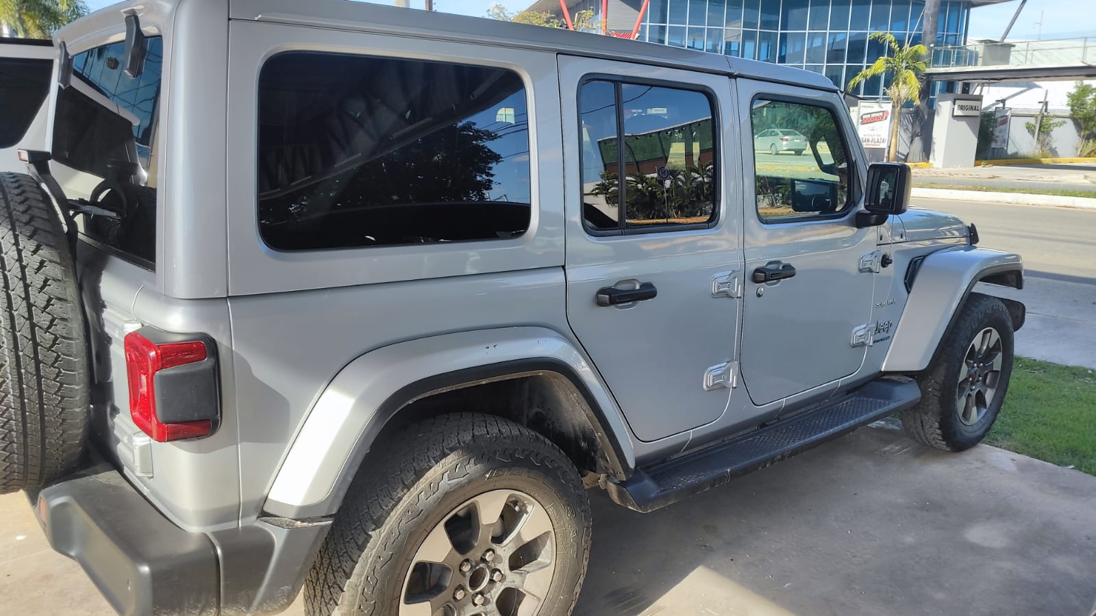 2023 JEEP Wrangler 4x4 4 pts. Unlimited Sahara, MHEV, 3.6l, TA, piel, f. led, RA-18