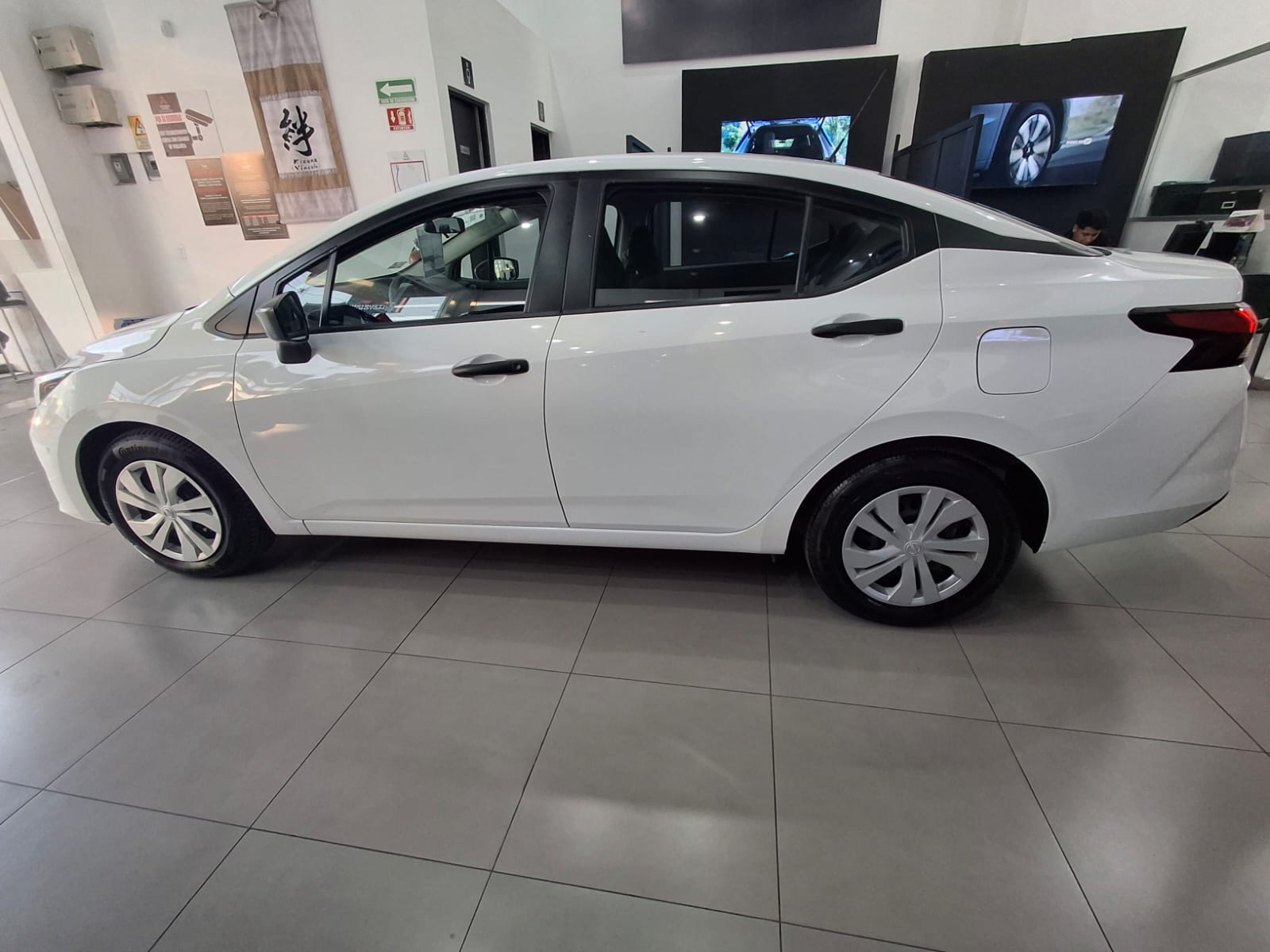 2025 NISSAN Versa 4 pts. Sense, TM5, a/ac., R-15