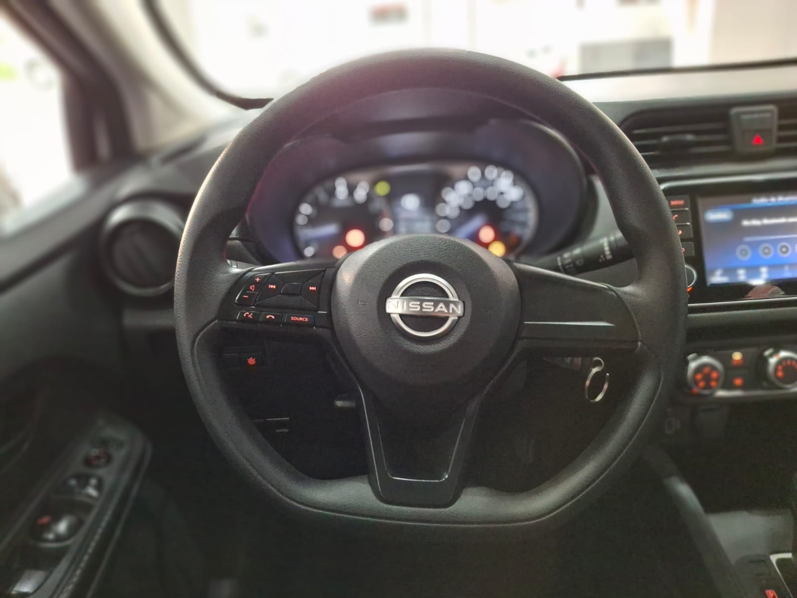 2025 NISSAN Versa 4 pts. Sense, TM5, a/ac., R-15