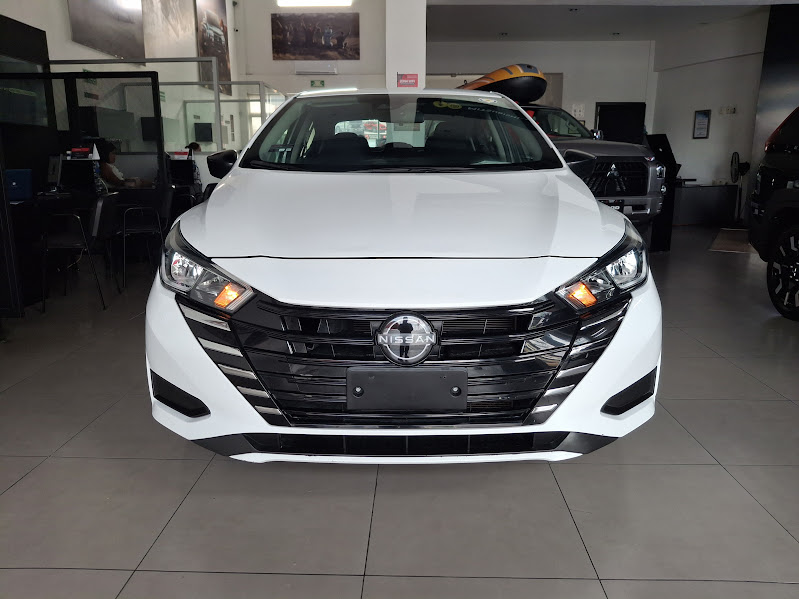 2025 NISSAN Versa (línea anterior) 4 pts. Sense, TM5, a/ac., R-15