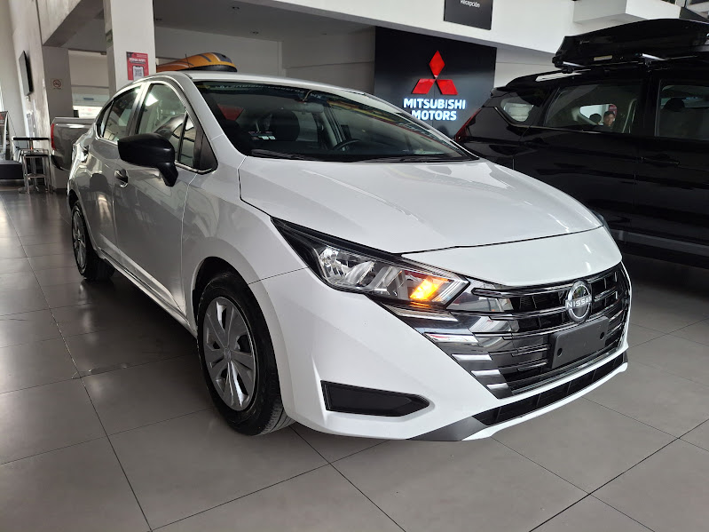 2025 NISSAN Versa (línea anterior) 4 pts. Sense, TM5, a/ac., R-15
