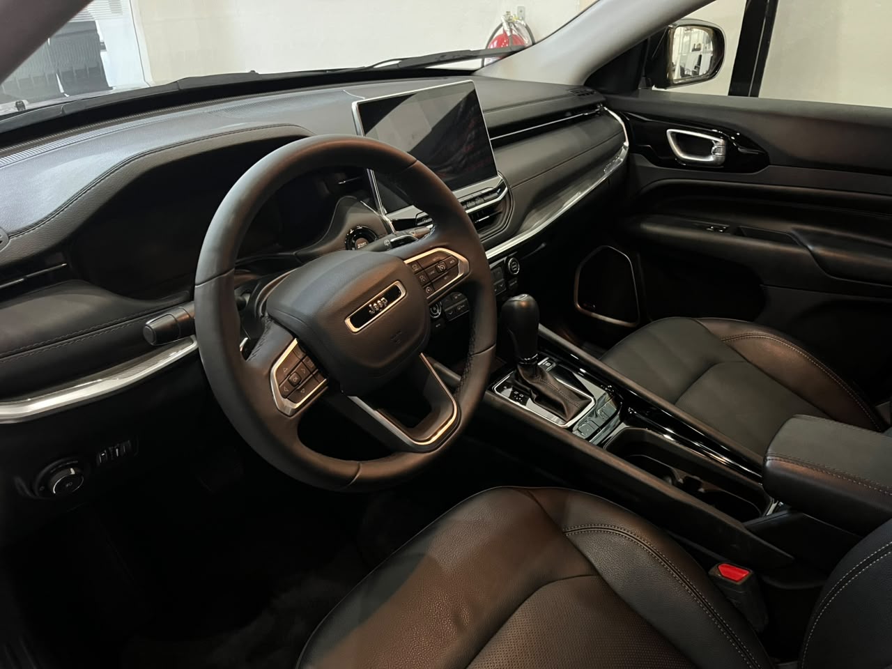 2025 JEEP Compass 5 pts. Limited Premium, 1.3T, TA, a/ac. Aut., piel, cambios al volante, RA-18