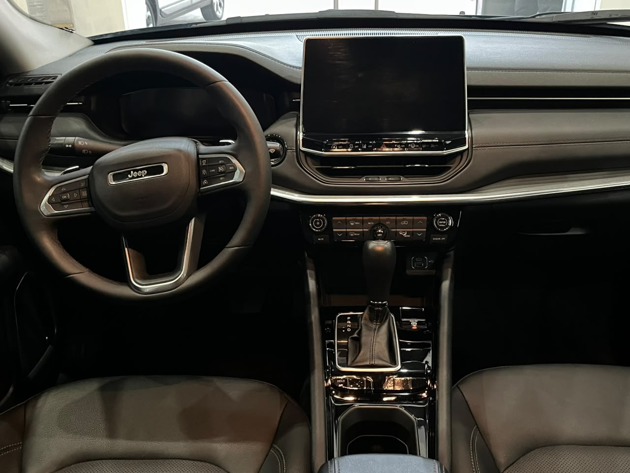 2025 JEEP Compass 5 pts. Limited Premium, 1.3T, TA, a/ac. Aut., piel, cambios al volante, RA-18