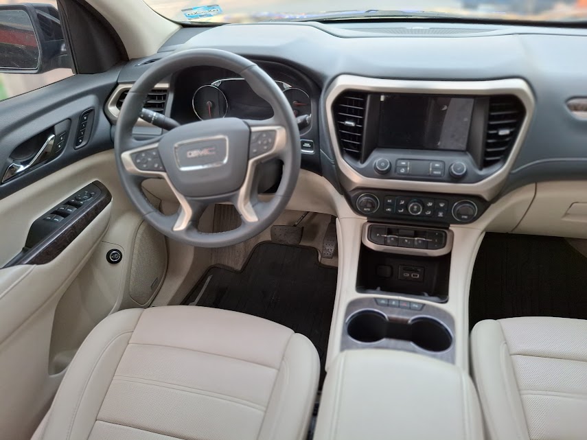 2023 GMC Acadia 5 pts. Denali, TA, piel, f. xen?n, 6 pas., RA-20 crom., 4x4