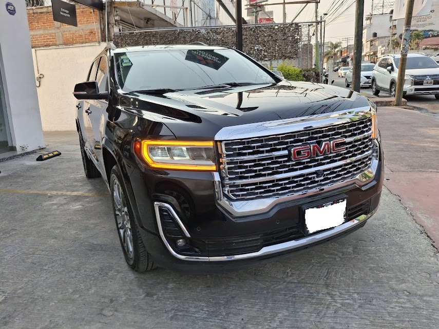 2023 GMC Acadia 5 pts. Denali, TA, piel, f. xen?n, 6 pas., RA-20 crom., 4x4