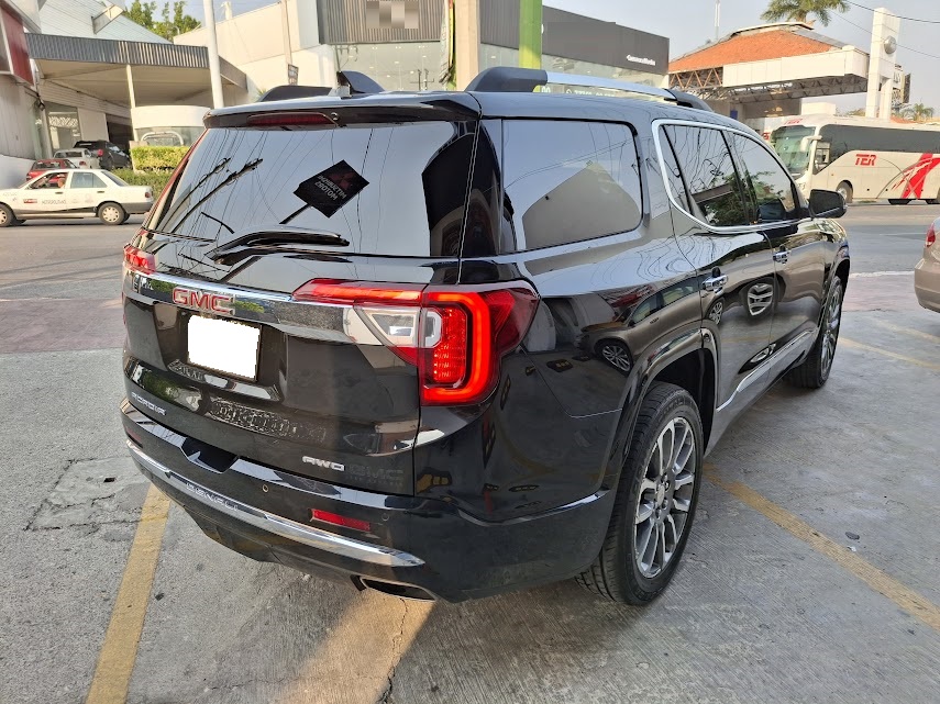 2023 GMC Acadia 5 pts. Denali, TA, piel, f. xen?n, 6 pas., RA-20 crom., 4x4