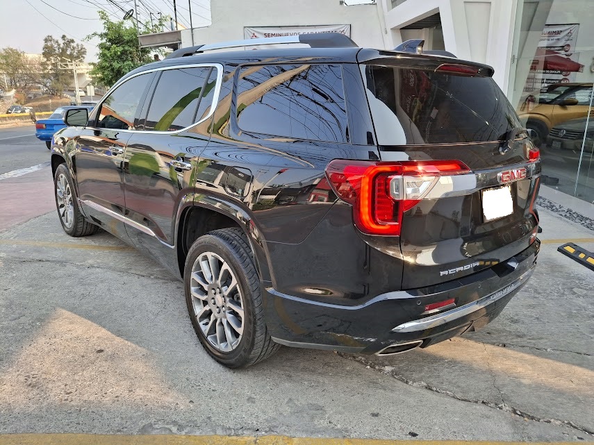2023 GMC Acadia 5 pts. Denali, TA, piel, f. xen?n, 6 pas., RA-20 crom., 4x4