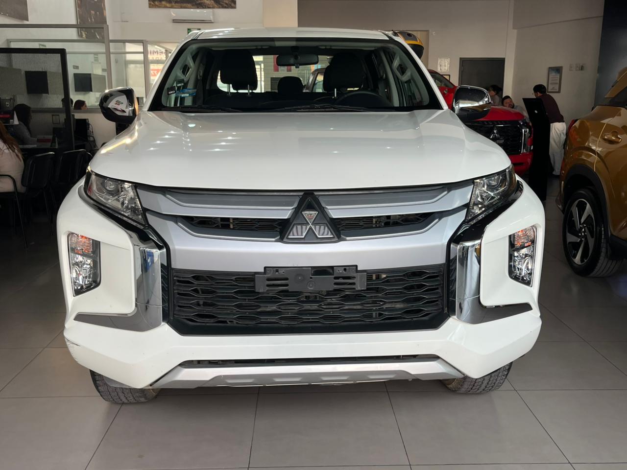 2024 MITSUBISHI COMERCIALES L200 Pick-Up 4 pts. GLX, Doble Cab., 2.4l, TM5