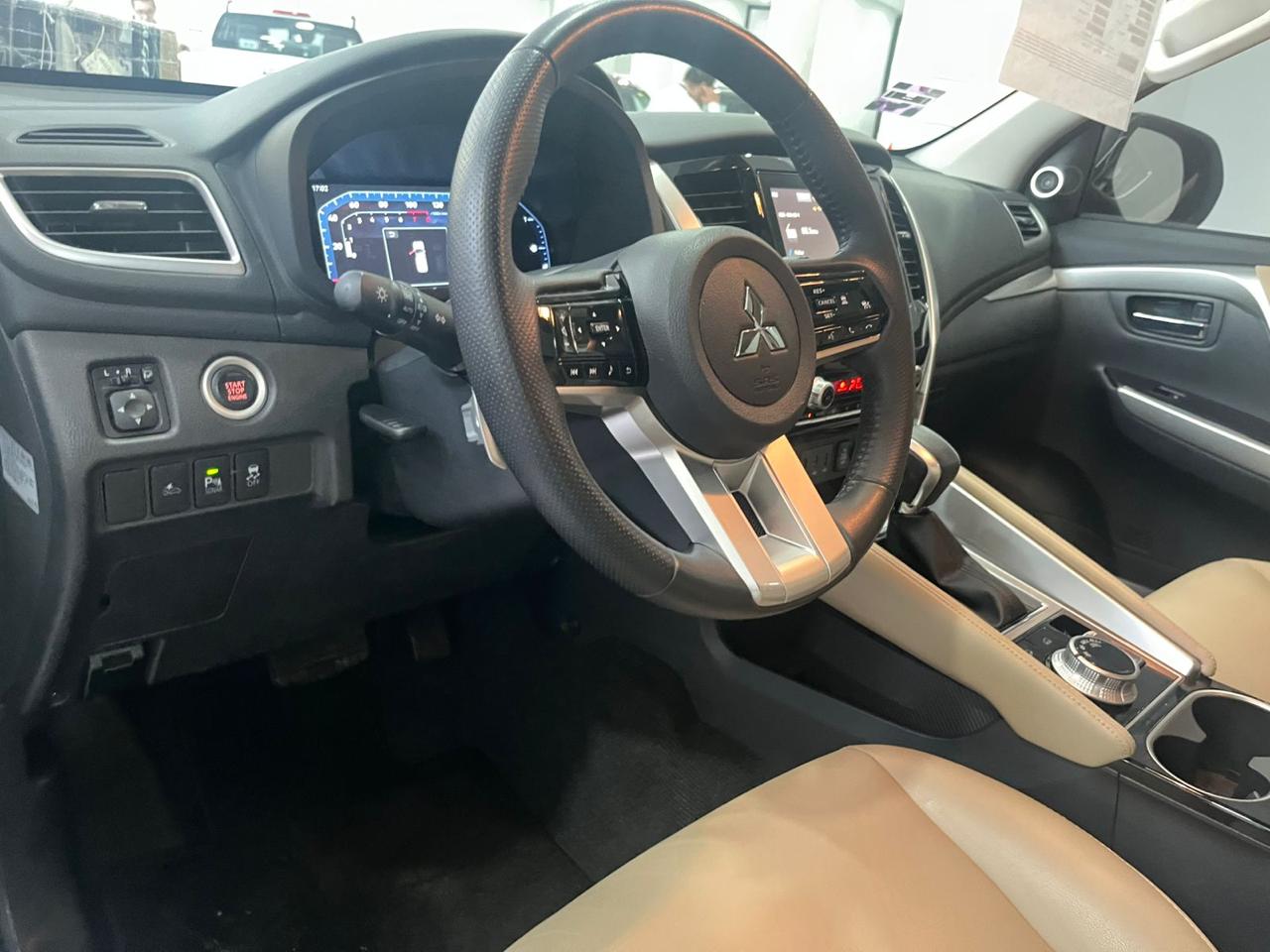 2024 MITSUBISHI Montero 5 pts. SE Plus, 3.0l, TA, QC, f. niebla, 7 pas., RA-18 bitono, 4x4