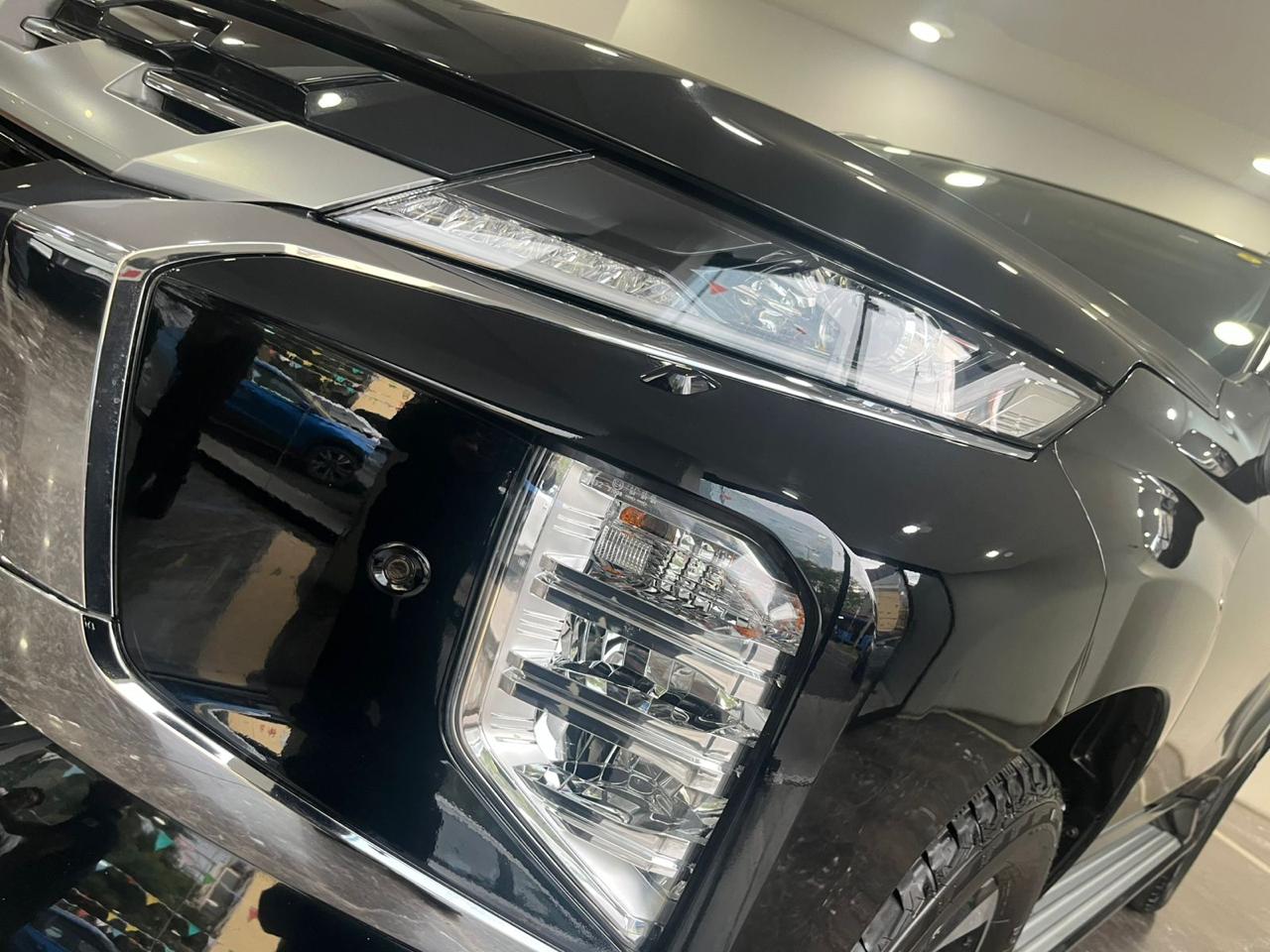 2024 MITSUBISHI Montero 5 pts. SE Plus, 3.0l, TA, QC, f. niebla, 7 pas., RA-18 bitono, 4x4