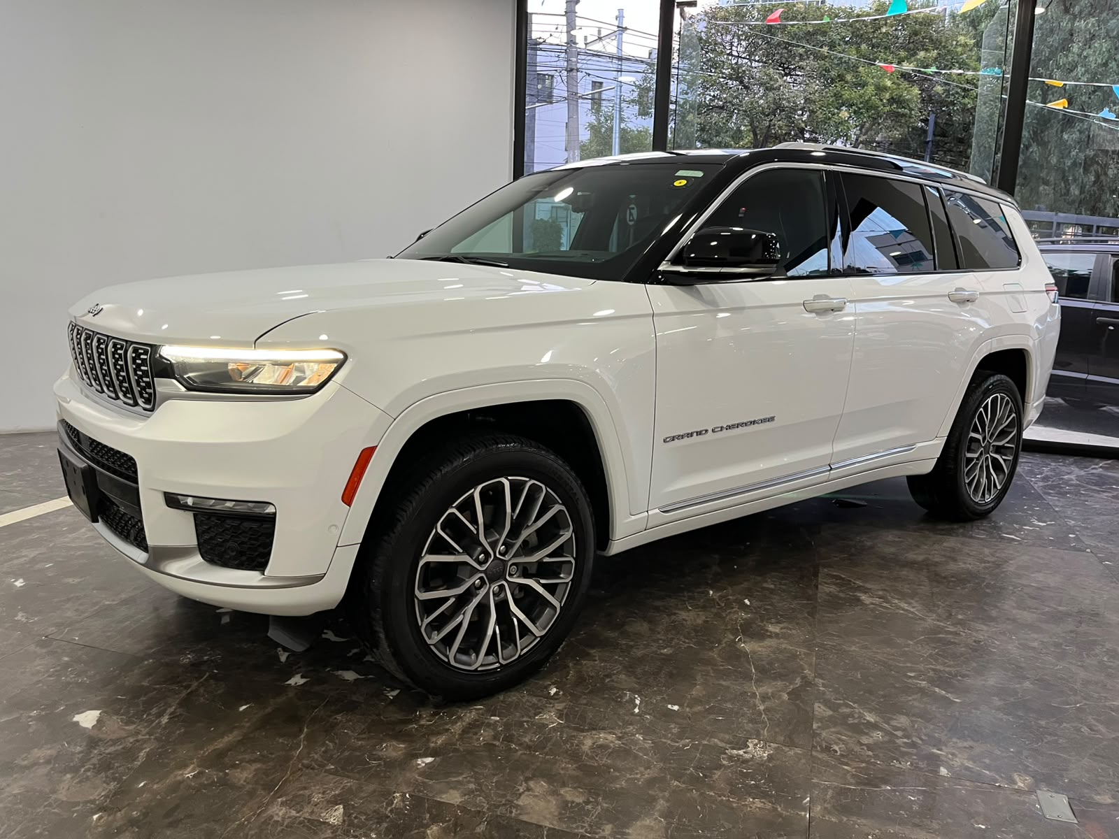 2023 JEEP Grand Cherokee VUD 5 pts. L Summit Reserve, 5.7l, TA, piel gamuza, QCP, 7 pas., RA-21, 4x4
