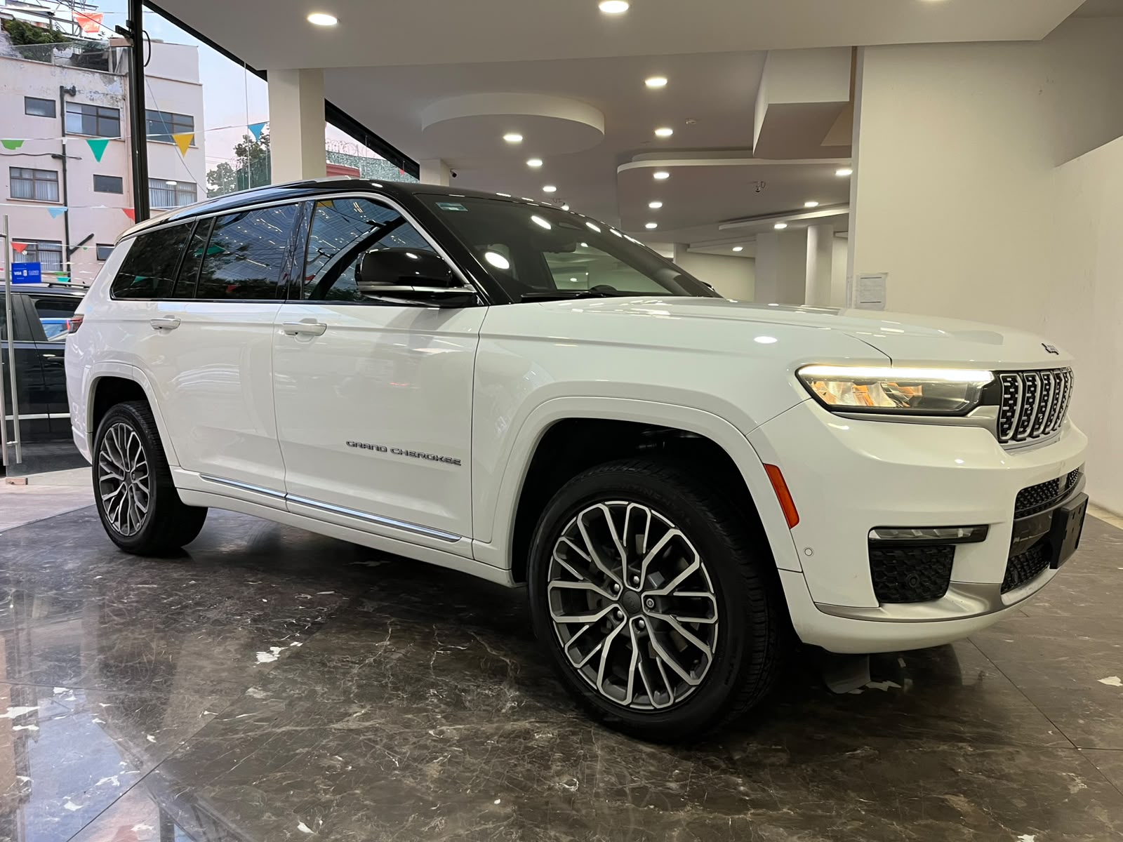 2023 JEEP Grand Cherokee VUD 5 pts. L Summit Reserve, 5.7l, TA, piel gamuza, QCP, 7 pas., RA-21, 4x4