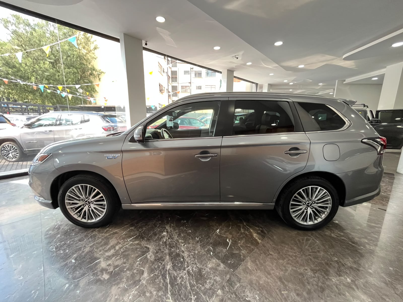 2022 MITSUBISHI Outlander VUD (línea nueva) 5 pts. Limited, PHEV, TA, QC, f. led, RA-18, 4x4
